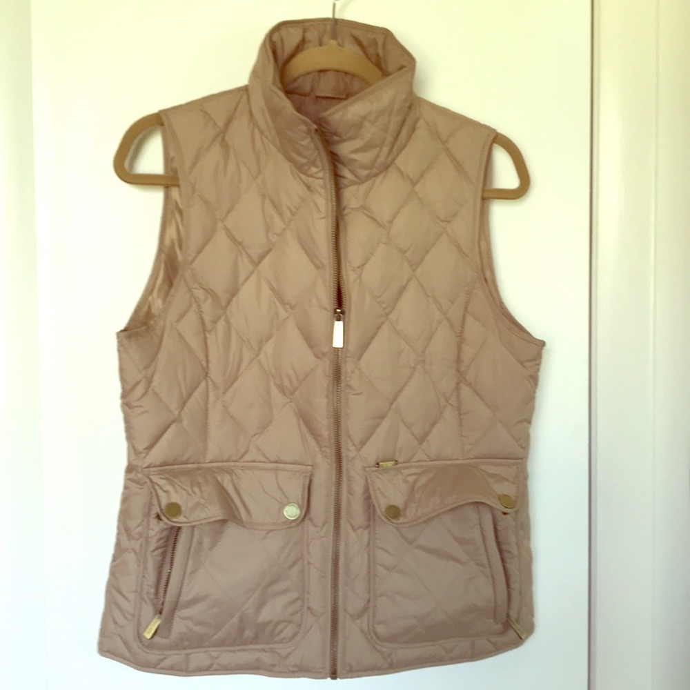 Tan vest, s Michael Koran’s